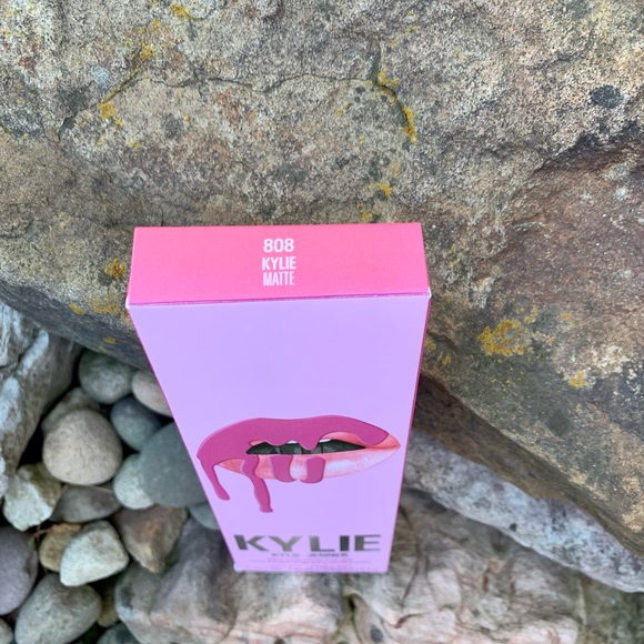 Kylie Lip Kit- 808 KYLIE-Matte - Picture 2 of 4
